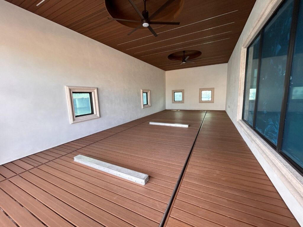 Entertainment-friendly space in boathouse by Andrea D'Alessio