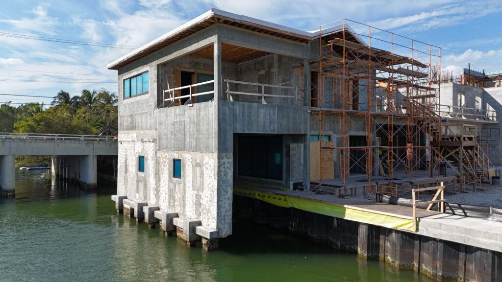 Outdoor-indoor transition in boathouse by Andrea D'Alessio